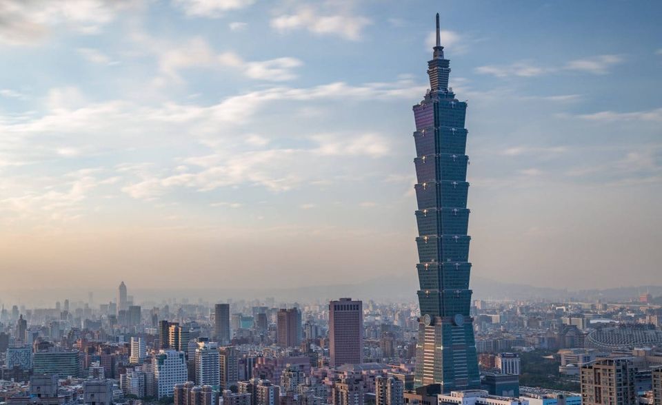 Bis 2010 war der Taipei 101 offiziell das höchste nur für Bürozwecke genutzte Gebäude der Welt, wurde dann aber vom One World Trade Center abgelöst. Benannt ist es nach seinen 101 Etagen. Jedes Jahr gibt es hier einen Treppenlauf bis zum 91. Stockwerk über 2046 Stufen. Das scheint eine der vielen Gelegenheiten zu sein, bei denen ein Bild des Bürogebäudes auf Instagram markiert wurde: 784.933 Mal wurde der Hashtag bisher verwendet. Auch im Alltag trotzt der Turm Herausforderungen. In Taiwan treffen zwei Kontinentalplatten aufeinander, wodurch die Wahrscheinlichkeit eines Erdbebens erhöht ist – 4000 gibt es in der Region pro Jahr. Aus Stabilitätsgründen wurde die Trägerstruktur des Turms deshalb Bambusrohren nachempfunden.