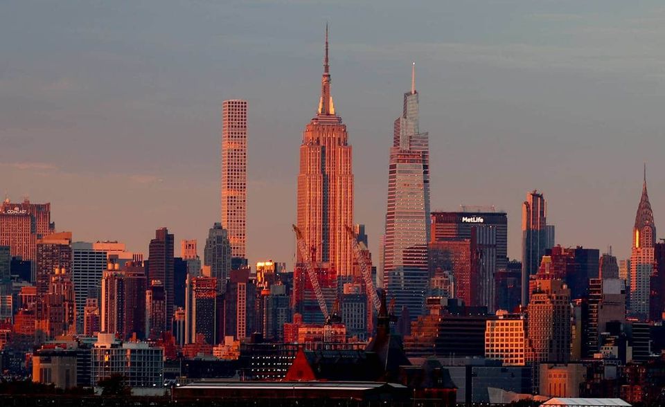 Wenig überraschend führt der wohl bekannteste Wolkenkratzer das Ranking an. Über 4.072.784 Markierungen sammelte das Empire State Building bisher. Das sind zweieinhalb Mal so viele wie auf The Shard entfallen. Das mag unter anderem auch an der filmischen Präsenz liegen, beispielsweise in King Kong, James Bond und Independence Day. Seit 1964 wird das Empire State Building nachts beleuchtet.