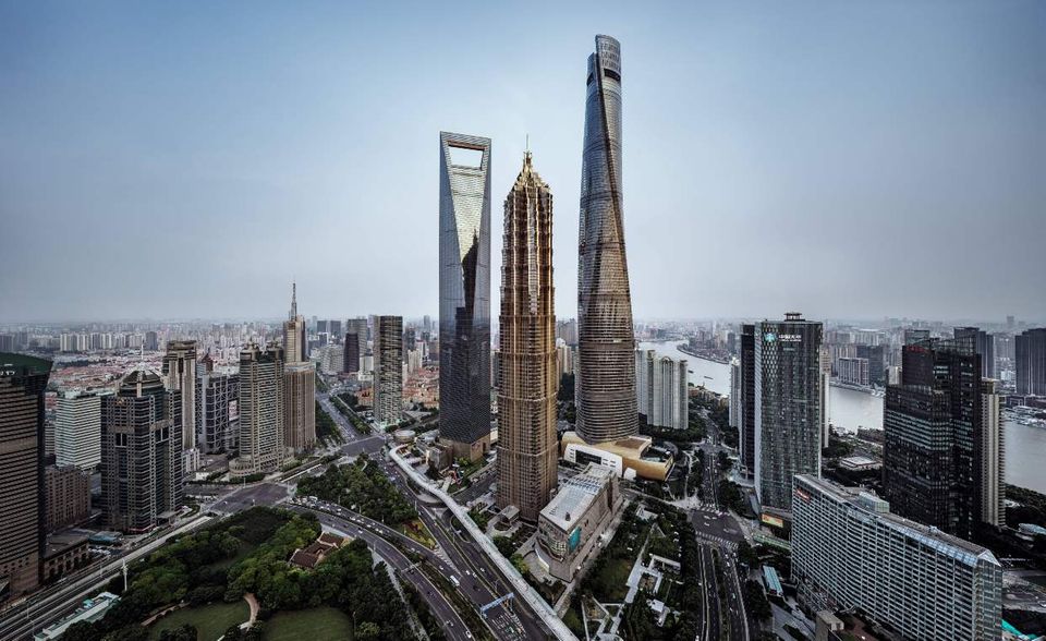 Drei Länder der Top 10 befinden sich in Asien - auf Platz acht das erste von ihnen: Der Shanghai Tower (rechts) mit 97.456 Markierungen in dem sozialen Netzwerk. Nur das Burj Khalifa (Dubai) und der Sky Tree (Tokio) sind noch höher als der 632 Meter Riese. Die Verdrehung des Turmes dient zum Auffangen von Regenwasser, womit Heizung und Klimaanlage betrieben werden.