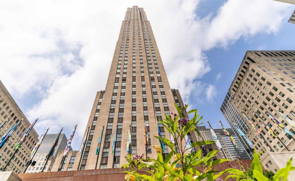Das Rockefeller Plaza in New York ist mit 64.093 Markierungen auf dem zehnten Platz der beliebtesten Bürogebäude. Genau genommen handelt es sich hier um eine Fußgängerzone, die die einzelnen Gebäude des Rockefeller Centers miteinander verbindet. Die 19 Geschäftsgebäude stehen zusammen auf einer Fläche von 89.000 Quadratmetern. Besonders bekannt ist der Plaza zudem für die jährliche Dekoration des Weihnachtsbaums.