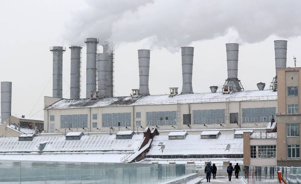 Russland belegt im Klimaschutz-Index 2021 von Germanwatch wie im Vorjahr Platz 52 und kam damit im Klimasünder-Ranking auf Rang zehn (untersuchten wurden 58 Staaten und Regionen, die ersten drei Plätze blieben frei). Das Abschneiden Russlands war sogar noch fast schmeichelhaft. Denn das Land verschlechterte sich deutlich von 37,85 auf 30,34 Punkte. Zum Vergleich: Der Spitzenreiter erzielte 74,42 Punkte. Dafür sorgten unter anderem miserable Noten für erneuerbare Energien und die Klimapolitik.