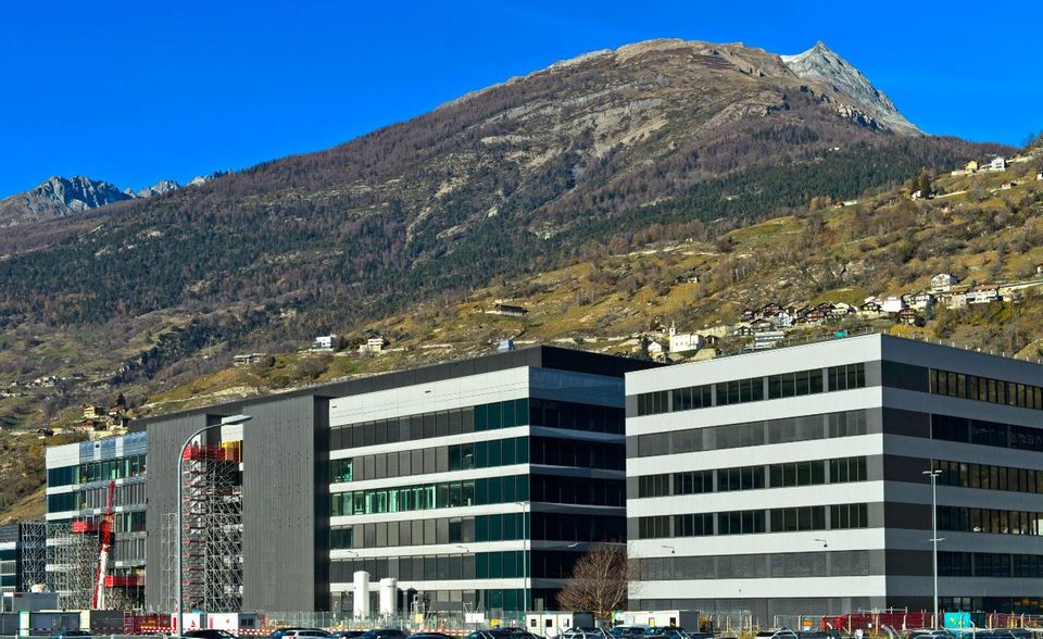Der Pharmahersteller Lonza ist einer der ersten europäischen Partner des US-Konzerns Moderna. Schon im Mai 2020 hatten sich beide Unternehmen auf eine Kooperation geeinigt. Neben dem Produktionsstandort in den USA, wird dabei vor allem im schweizerischen Visp produziert. Das Pharma-Unternehmen mit Sitz in Basel wächst bereits seit einigen Jahren kontinuierlich, hat durch die Kooperation mit Moderna aber noch einmal einen bedeutenden Schub erhalten. Bislang hat Lonza in Visp etwa 300 Millionen und in den USA zusätzliche 100 Millionen Impfdosen produzieren. Zuletzt wollte der Pharmazulieferer die Produktion steigern, hat aber keine konkreten Zahlen bekannt gegeben.