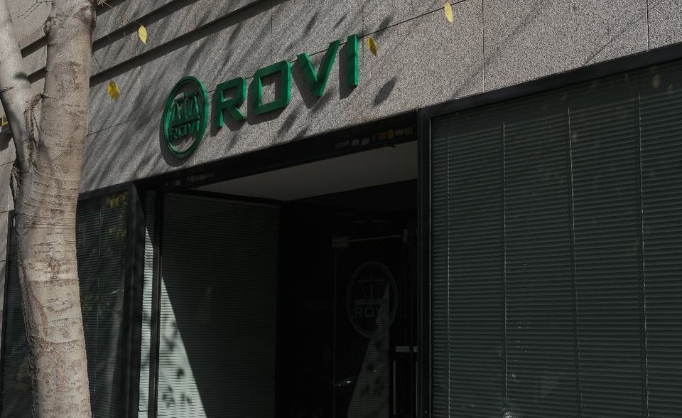 Anfang Januar hat Rovi die erste Charge des Moderna-Impfstoffes produziert. Das Pharmaunternehmen in Madrid ist für den letzten Schritt der Impfstoffproduktion, das sogenannte „Fill & Finish“ zuständig. Damit ist Rovi einer von drei Standorten in Spanien, die an der Impfstoffproduktion mitwirken.
