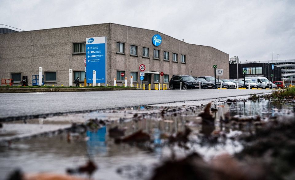 Das Pfizer-Werk in der belgischen Gemeinde Puurs-Sint-Amands war zuletzt wegen umbaubedingten Lieferverzögerungen in den Schlagzeilen. Nach Angaben von Pfizer dienen die Umbauten dazu, die Kapazitäten ab Mitte Februar zu erhöhen. Bislang hatte der Standort nach eigenen Angaben 400 Millionen Impfdosen und Medikamente pro Jahr verarbeitet. Dazu gehört seit 2020 auch der eigene Corona-Impfstoff. In Puurs wird der mRNA-Impfstoff verarbeitet, etikettiert, verpackt und in speziellen Gefrierschränken gelagert.