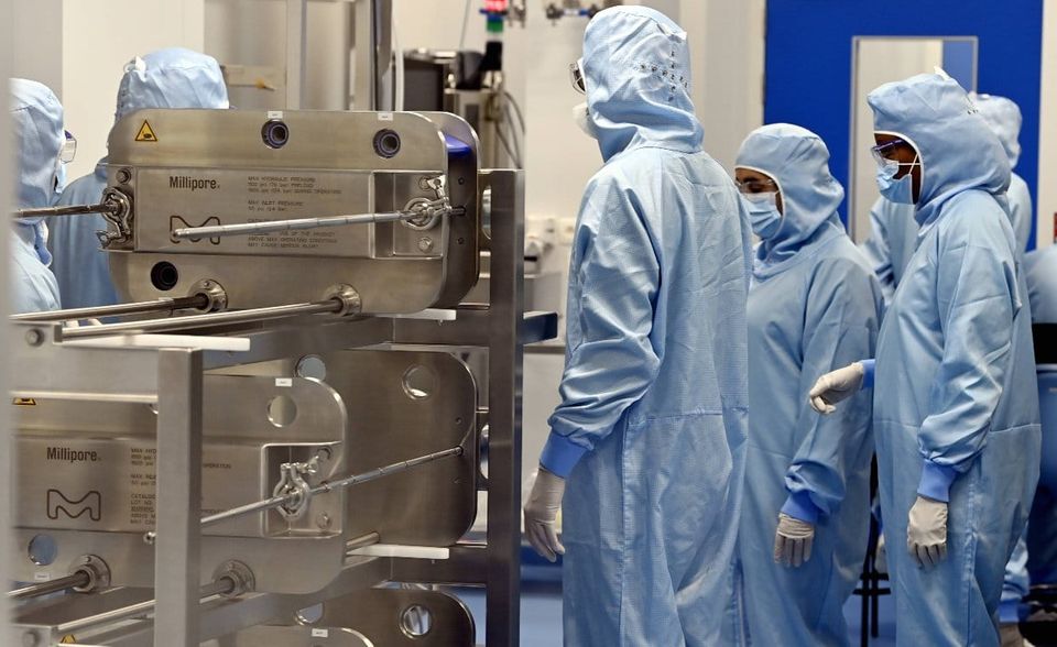 Wegen der Verzögerungen bei der Impfstoff-Lieferung von Astrazeneca geriet zuletzt auch die Fabrik des französischen Pharmaherstellers Novasep, die seit dem 15. Januar zu Thermo Fisher gehört, in die Schlagzeilen. Belgien hatte daraufhin Ermittler in das Werk in Seneffe, 40 Kilometer von Brüssel entfernt, entsandt. Sie sollten überprüfen, ob tatsächliche Produktionsschwierigkeiten im Werk vorlagen. Die Vereinbarung über die Produktion in Seneffe wurde bereits im Juni 2020 geschlossen.
