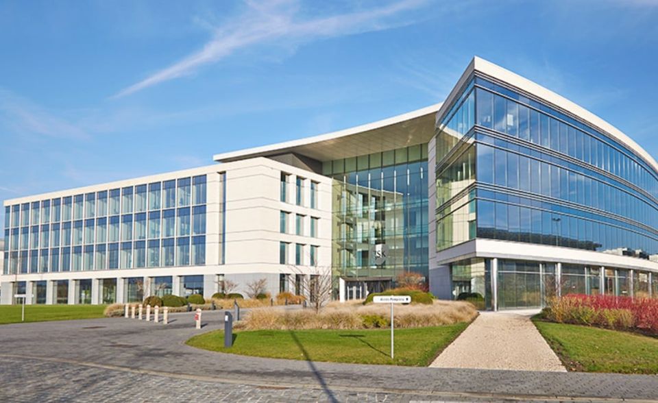 Nachdem der eigene Impfstoff, den GSK zusammen mit Sanofi entwickelt hat, hinter den Erwartungen zurückgeblieben ist, unterstützt der britische Pharmakonzern die Produktion des Curevac-Vakzins. An seinem Standort im belgischen Wavre sollen insgesamt 100 Millionen Dosen pro Jahr vom Band rollen. Wavre gehört zu einem der größten Produktionsstandorte weltweit.
