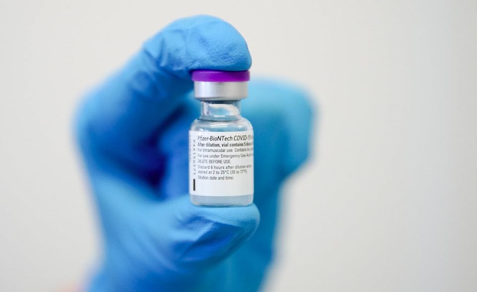 Unverzichtbare Bestandteile bei der Impfstoffproduktion sind Lipide, die die mRNA schützen und stabilisieren. Hersteller dieser Lipide sind daher sehr gefragt. Einer davon ist das Biotech-Unternehmen Polymun Scientific im österreichischen Klosterneuburg. Bereits seit 2018 arbeitet Polymun mit Biontech zusammen, und formuliert auch den Impfstoff von Biontech/Pfizer. Auch Curevac, Arcturus Therapeutics aus den USA und das Imperial College in London zählen zu den Kunden des Unternehmens.