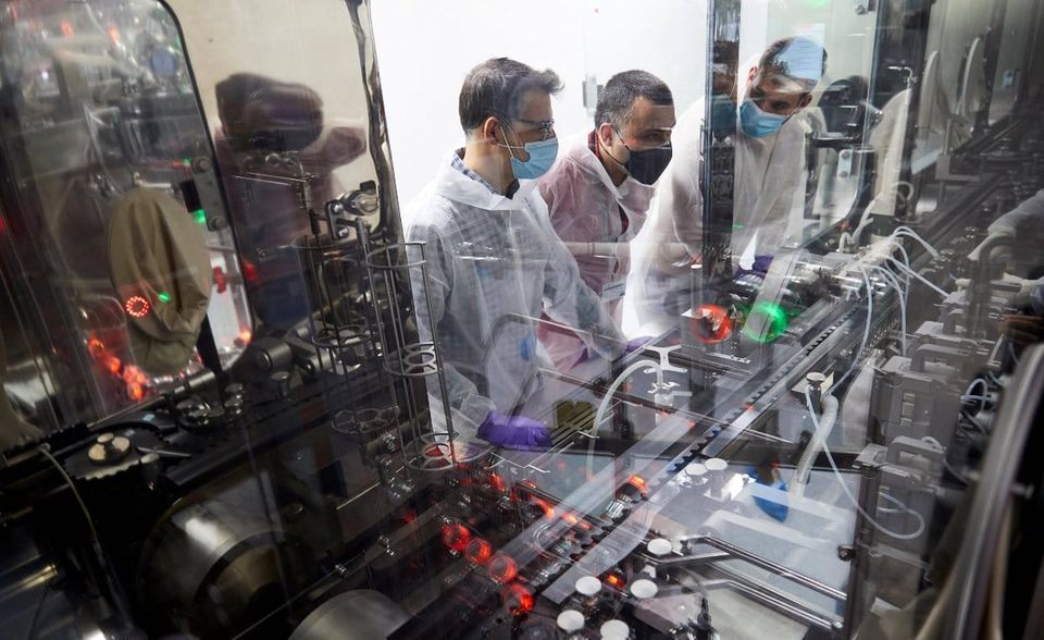 Auch in Barcelona steht die Impfstoffproduktion für Johnson & Johnson in den Startlöchern. Dort ist das spanische Pharmaunternehmen Reig Jofre an der Abfüll- und Endfertigungsphase beteiligt. Pünktlich zur neuen Produktionslinie soll auch das neue Werk in Barcelona fertig sein. Nach eigenen Angaben sollen hier 50 Millionen Impfstoffdosen vom Band rollen, zusätzlich zur bestehenden Produktion anderer Impfstoffe und Medikamente.
