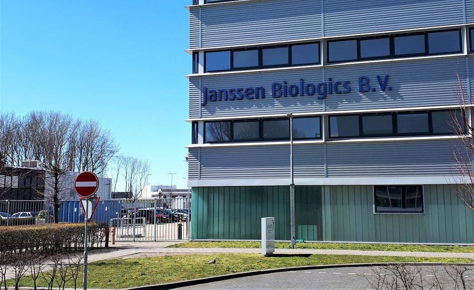 Der US-Pharmakonzern Johnson & Johnson steht mit seinem Impfstoff kurz vor der Zulassung durch die europäischen Behörden. Bei der Konzern-Tochter Janssen im niederländischen Leiden ist die Impfstoffproduktion dabei schon angelaufen, denn pünktlich zur Zulassung will der US-Konzern lieferfähig sein. Anders als bei den bisherigen Vakzinen reicht dabei eine Impfdosis für die Immunisierung aus.