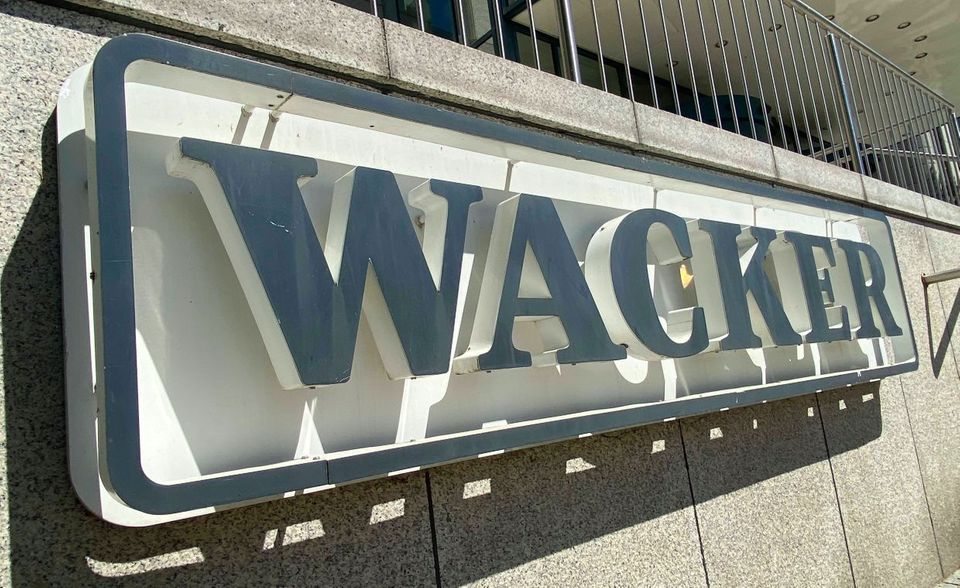 Neben Johnson & Johnson hofft auch das Tübinger Biotechunternehmen Curevac bei seinem Impfstoff auf eine baldige Zulassung. Dabei arbeitet Curevac in der Herstellung unter anderem mit Wacker Chemie zusammen. Demnach soll der Standort in Amsterdam an der Produktion der mRNA-Wirkstoffsubstanz beteiligt sein. In Amsterdam sollen pro Jahr mehr als 100 Millionen Dosen des Impfstoffs hergestellt werden. Die Vorbereitungen für den Produktionsstart in Amsterdam, für den Technologietransfer und die Testläufe haben schon Ende 2020 begonnen. Der Standort bietet außerdem Erweiterungsoptionen, so dass zukünftig auch ein steigender Bedarf gedeckt werden könnte.