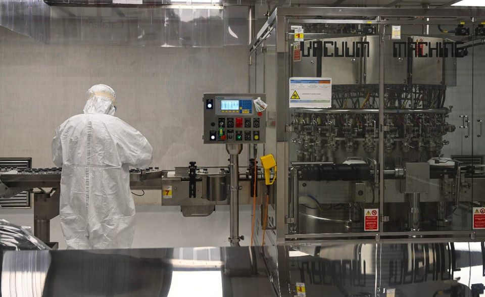 Der US-Auftragsfertiger Catalent produziert gleich mehrere Impfstoffkandidaten. Neben den bereits zugelassenen Impfstoffen von Moderna und Astrazeneca gehört dazu auch das Vakzin von Johnson & Johnson. Neben zwei Standorten in den USA läuft auch im Werk im italienischen Anagni die Vorbereitung von Millionen von Impfstoffdosen auf Hochtouren. Dort füllt Catalent vor allem den Astrazeneca-Impfstoff ab. Italienischen Medien zufolge könnten bald aber auch andere Impfstoffe in Anagni produziert werden.