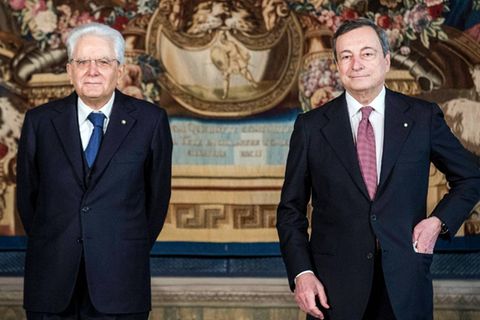 Staatspräsident Mattarella mit dem neuen Regierungschef Draghi (r.)