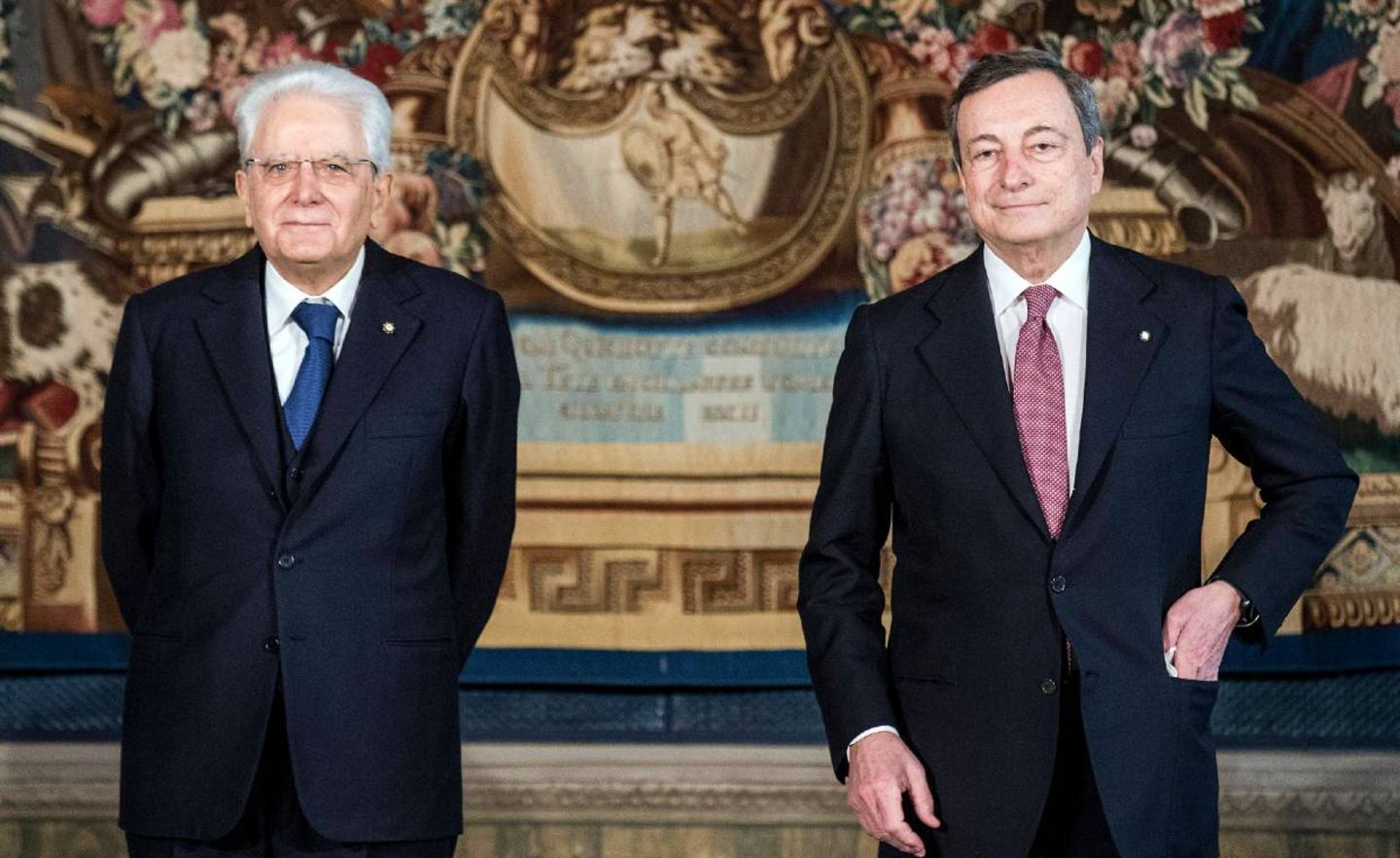 Staatspräsident Mattarella mit dem neuen Regierungschef Draghi (r.)