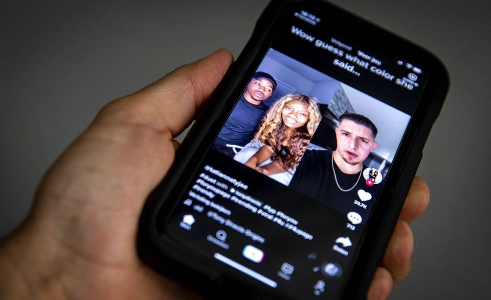Keine App wurde 2020 laut der Analyse weltweit häufiger heruntergeladen wie TikTok. Auch der Streit zwischen den USA und China um das Videoclip-Netzwerk konnte den weltweiten Siegeszug nicht bremsen. Die App des chinesischen Unternehmens ByteDance (im Heimatland als Douyin bekannt) war ursprünglich populär geworden, weil Fans hier leicht synchron ihr Lieblingslied mitsingen konnten. Mittlerweile konkurriert TikTok aber direkt mit Facebook, Instagram und Twitter. Hier findet sich alles, von Memes bis zu politischem Aktivismus.