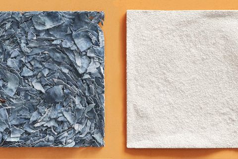 Recycling im Vergleich – links: geschredderter Jeans-Stoff, rechts: der Cellulose-Zellstoff von Renewcell