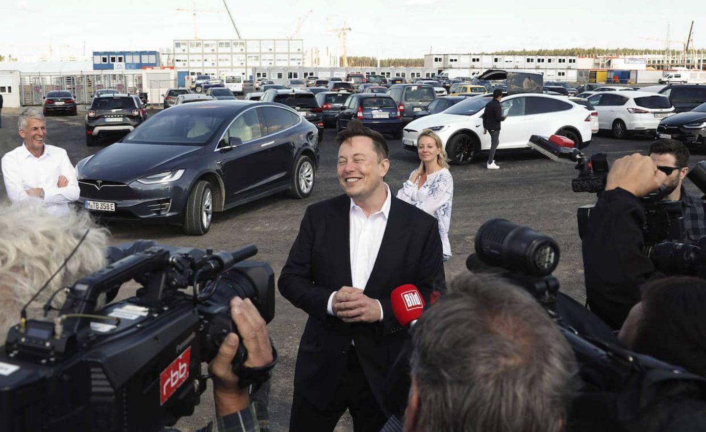 Elon Musk beim ersten Richtfest auf der Baustelle der Tesla-Gigafactory.
