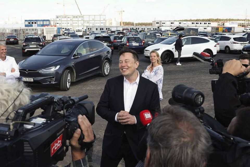 Elon Musk beim ersten Richtfest auf der Baustelle der Tesla-Gigafactory.