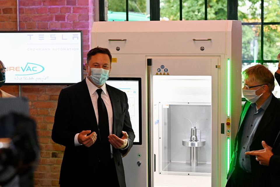 Elon Musk (M) im vergangenen Jahr bei einem Besuch bei Curevac. Der RNA Printer ist eine gemeinsame Entwicklung der Pharmafirma und der Tesla Grohmann Automation