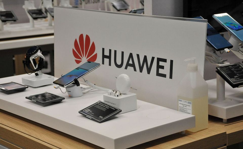 Der drittgrößte Smartphone-Produzent der Welt will sich im ersten Jahr nach Ausbruch der Corona-Pandemie ebenfalls früh mit seinem Premiumprodukt platzieren. Ende März 2021 soll Huawei seine neue P-Serie mit dem Huawei P50, P50 Pro und P50 Pro+ vorstellen, wie „Notebookcheck.com“ berichtete. Demnach wird der chinesische Hersteller bei den drei Modellen weiterhin den eigenen Kirin-Chip verbauen. „Das könnte beim ein halbes Jahr später erscheinenden Huawei Mate 50 (Pro) schon nicht mehr der Fall sein. Der Handelsstreit mit den USA hat dazu geführt, dass die Chinesen keine eigenen Smartphone-Chips mehr produzieren können“, hieß es im Jahresausblick von „Curved.de“. Der Autor rechnete damit, dass Google-Dienste weiterhin auf Huawei-Smartphones fehlen werden.