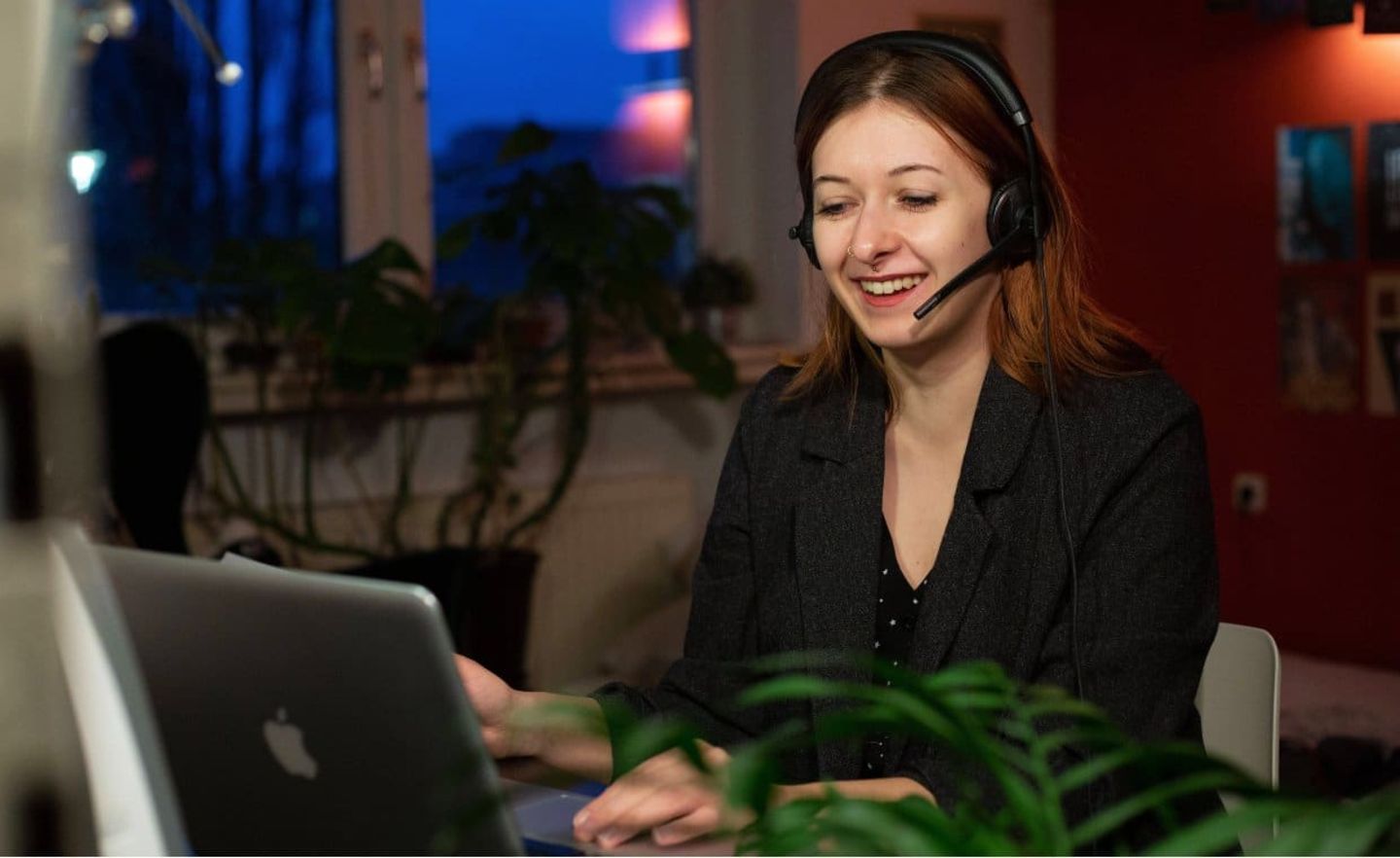 Eine Frau arbeitet am Computer im Homeoffice