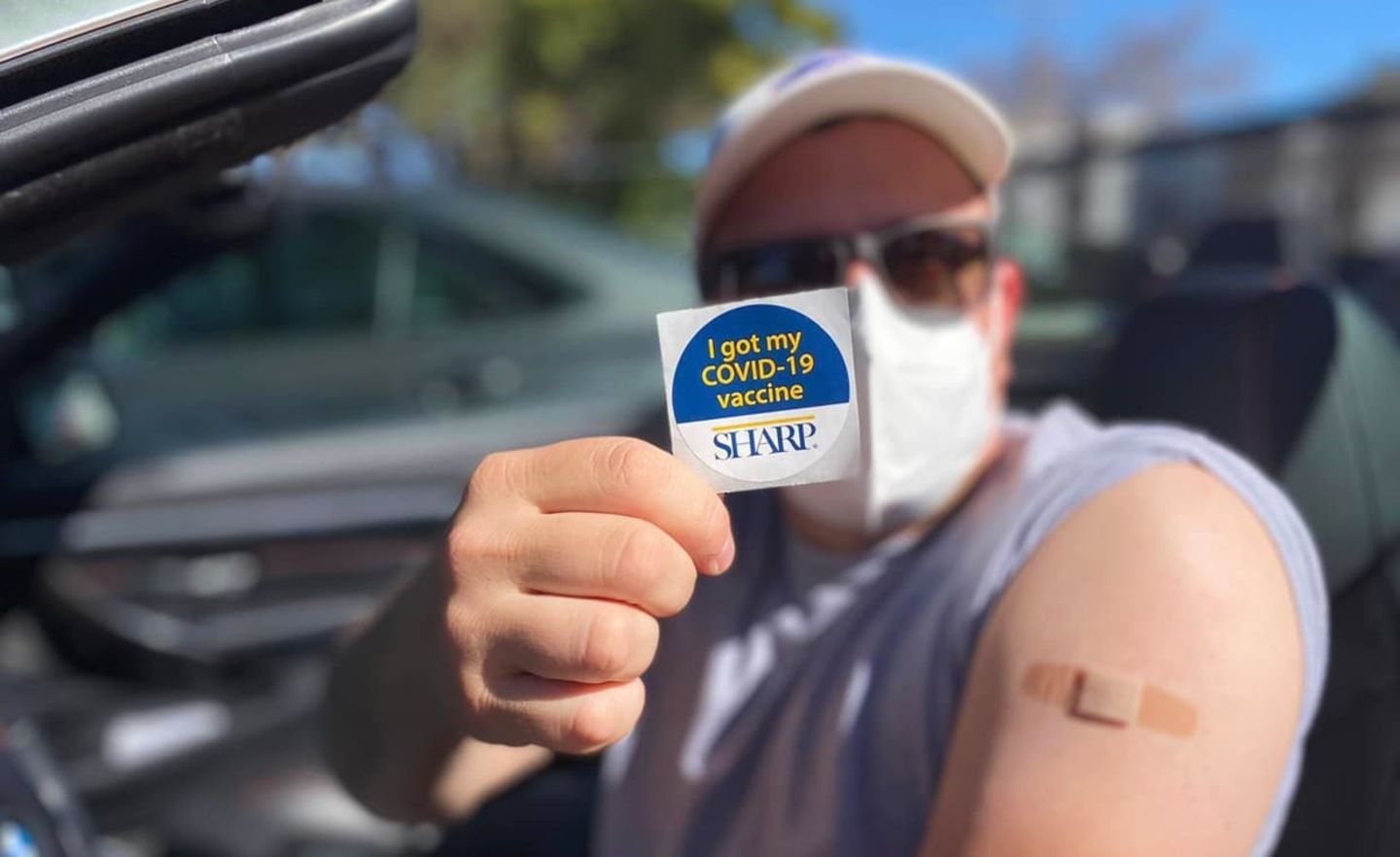 Ein Helfer aus Kalifornien zeigt stolz einen Sticker auf dem steht, dass er gegen Covid-19 geimpft wurde
