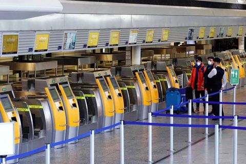 Nur wenige Passagiere verlieren sich in Zeiten der Coronakrise am Check-in der Lufthansa im Terminal des Frankfurter Flughafens