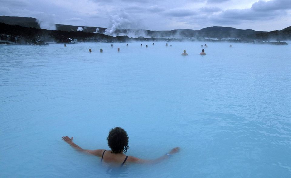 Island ist die erste Nation dieser Top 10, das mehr als einen ersten Platz in den Unterkategorien erreichen konnte. Das gelang dem Zwergstaat am Nordpolarkreis bei Jobs, Gemeinschaftssinn und Umwelt. In puncto Sicherheit musste es sich nur Norwegen geschlagen geben. Dafür landeten die isländischen Wohnverhältnisse im unteren Drittel. Der achtletzte Rang war es bei der Work-Life-Balance.