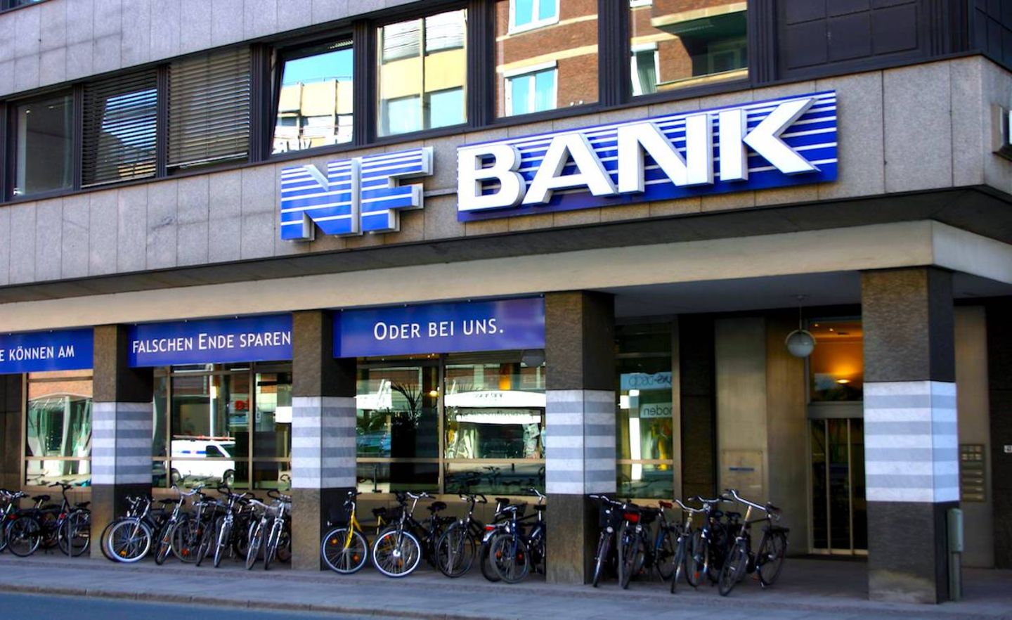 Als die Greensill Bank noch NF Bank hieß, warb sie mit dem Spruch: „Sie können am falschen Ende sparen. Oder bei uns.“ Das Bild ist von 2004