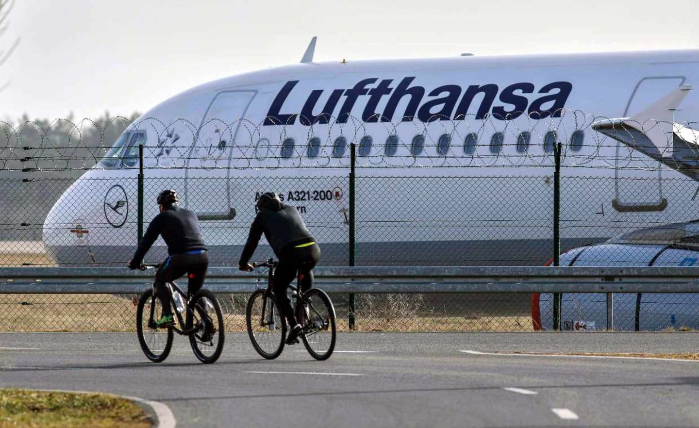 Stillgelegte Lufthansa-Maschine in Schönefeld