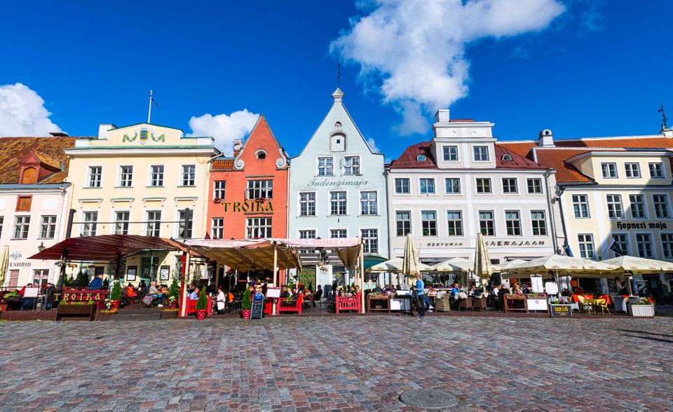Estland hat im europäischen Vergleich den größten Gender Pay Gap. Frauen verdienen dort im Durchschnitt 21,8 Prozent weniger pro Stunde als Männer. Dabei liegt die Frauenerwerbsquote mit 75,6 Prozent etwas höher als in Deutschland. Allerdings ist die traditionelle Rollenverteilung dort sehr präsent. 37,3 Prozent der Befragten stimmen der Aussage zu, dass es die Aufgabe des Mannes ist, Geld zu verdienen und die Frau für Haushalt und Familie zuständig ist.
