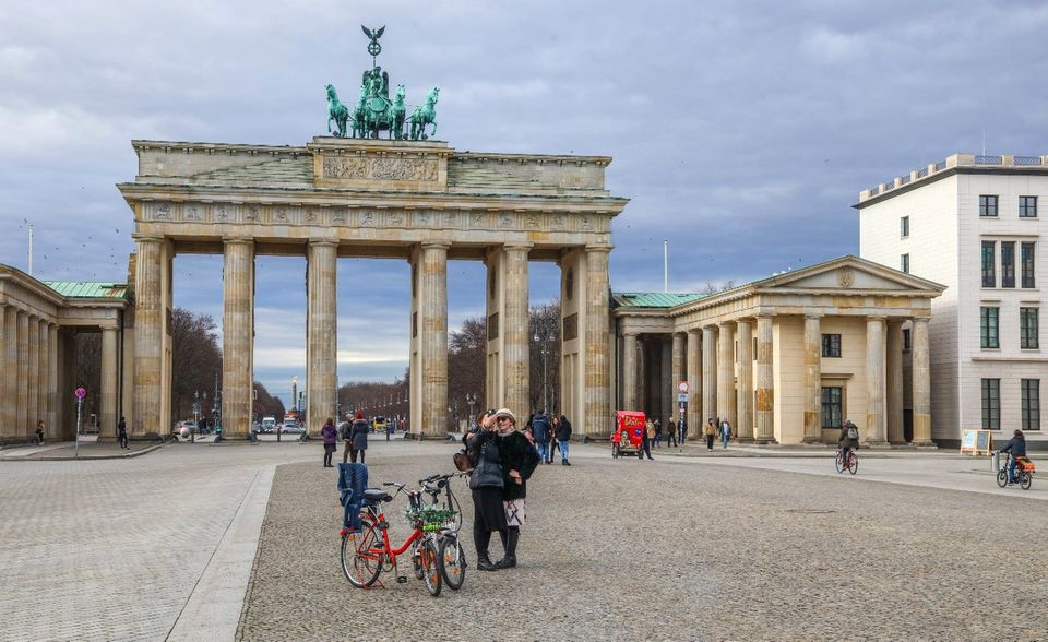 In Deutschland verdienen Frauen im Schnitt 20,1 Prozent weniger pro Stunde als Männer. Der Anteil der Frauen, die erwerbstätig sind, ist hier aber mit 74,3 Prozent vergleichsweise hoch – und der Anteil der Befragten, die einem traditionellen Rollenbild zustimmen mit 13,5 Prozent vergleichsweise niedrig.