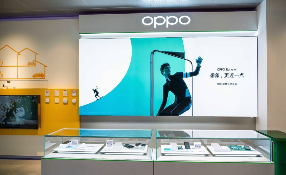 Oppo hat im September 2020 sein erstes Geschäft in der Bundesrepublik eröffnet. Einen Monat später brachte der chinesische Elektronikkonzern drei 5G-Smartphones der Reno4-Serie auf den deutschen Markt. Oppo will sich als Premiummarke etablieren und hat mit der Deutschen Telekom eine strategische Partnerschaft geschlossen. Oppo war 2020 den Angaben zufolge mit 144 Millionen Einheiten der fünftgrößte Smartphone-Hersteller der Welt. Der 5G-Marktanteil belief sich wie bei Vivo auf neun Prozent. 2021 könnte sich Oppo laut Trendforce mit 185 Millionen Einheiten auf Platz vier und 14 Prozent 5G-Marktanteil verbessern.