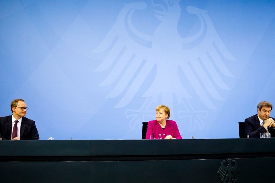 Erschöpfte Corona-Bekämpfer: Berlins Regierender Bürgermeister Müller, Bundeskanzlerin Merkel und Bayerns Ministerpräsident Söder