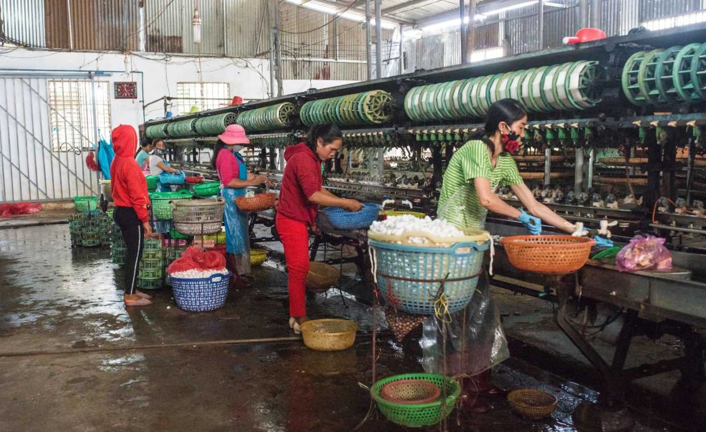 In Vietnam arbeiten nur Frauen in Spinnereien.