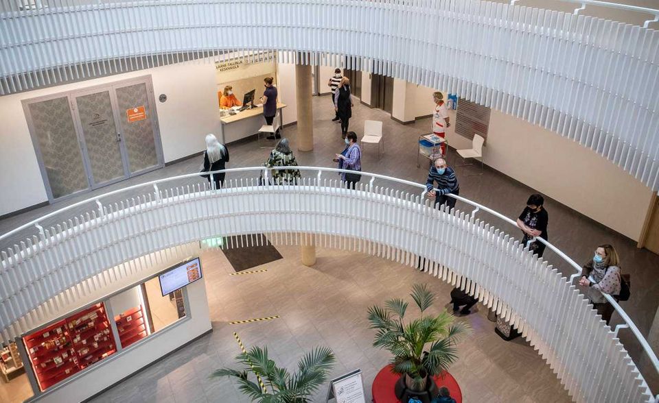 Noch etwas höher liegt die Impfquote in Estland mit 11,05 je 100 Einwohner. In einem Gesundheitszentrum in der Hauptstadt Tallinn werden Lehrerinnen und Lehrer geimpft.