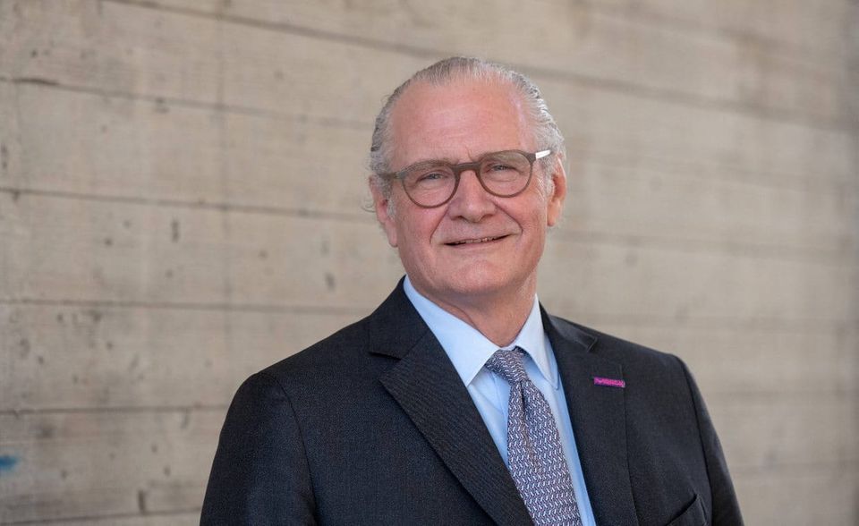 Merck-CEO Stefan Oschmann belegte im Influencer-Vergleich von Palmer Hargreaves Rang sieben (Indexwert 2,7). Das war auch seine Platzierung bei der Zahl der Follower (49.855). Platz acht wiesen ihm die Autoren für seine 43 verfassten Posts zu, Platz fünf gab es für vier Artikel. Bei der Aktivität des Publikums belegte Oschmann Platz neun. In den übrigen Kategorien schaffte er es nicht in die Top 10.