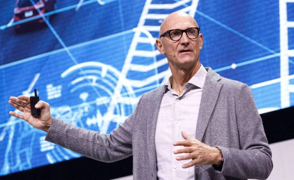 Timotheus Höttges sicherte sich mit einer soliden Leistung in der Mehrzahl der Kategorien Platz vier. Der CEO der Deutschen Telekom landete mit 94.521 Followern auf Platz zwei. 59 Beiträge bedeuten Platz vier, 425 Eigeninteraktionen Platz fünf. 64.032 Interaktionen der Nutzer mit seinem Content bescherten Höttges Platz drei. Er „punktet vor allem mit gesellschaftlichen und kollegialen Beiträgen“, lobten die Autoren von Palmer Hargreaves. Höttges kam in der Schlussbewertung mit 5,0 Punkten auf Platz vier der größten Linkedin-CEO-Influencer.