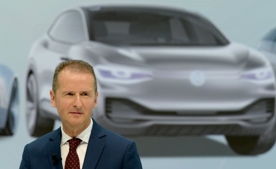 Volkswagen-Chef Herbert Diess ließ der Konkurrenz auf Linkedin keine Chance. Er setzte sich mit 8,2 Punkten im Ranking weit von den anderen Konzernchefs ab und sicherte sich in diesen Kategorien erste Plätze: Follower (148.861), Beiträge (102), Artikel (elf) und Publikumsaktivität (240.984). Diess verzeichnete laut Palmer Hargreaves im Untersuchungszeitraum fast dreimal so viele Kommentare und Likes wie SAP-Chef Klein auf Platz zwei. Aber nicht nur Diess' Follower waren fleißig. Der CEO kam im Bereich „Eigeninteraktionen“ auf Platz zwei (675). Bei der Engagementrate musste sich der Volkswagen-Chef aber wie nahezu alle CEOs der Top 10 geschlagen geben. Nur Henkel-Chef Knobel holte nach Ansicht der Autoren wirklich das Beste aus seiner Reichweite heraus.