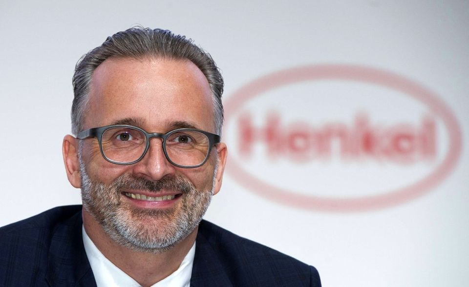 Anders sieht es bei Henkel-CEO Carsten Knobel aus. Er verpasste im ersten Jahr an der Konzernspitze bei den Followern noch die Top-Ten – im Gegensatz zu Oliver Bäte (Allianz, Platz acht) und Frank Appel (Deutsche Post, Platz zehn). Das Gleiche galt für die Zahl der auf Linkedin geposteten Beiträge und Artikel. Dafür punktete Knobel in der Untersuchung mit Platz vier beim Engagement und schaffte bei der Publikumsaktivität wenigstens Platz zehn. Am Ende lag er mit einem Indexwert von 2,2 knapp vor Källenius auf Platz neun.
