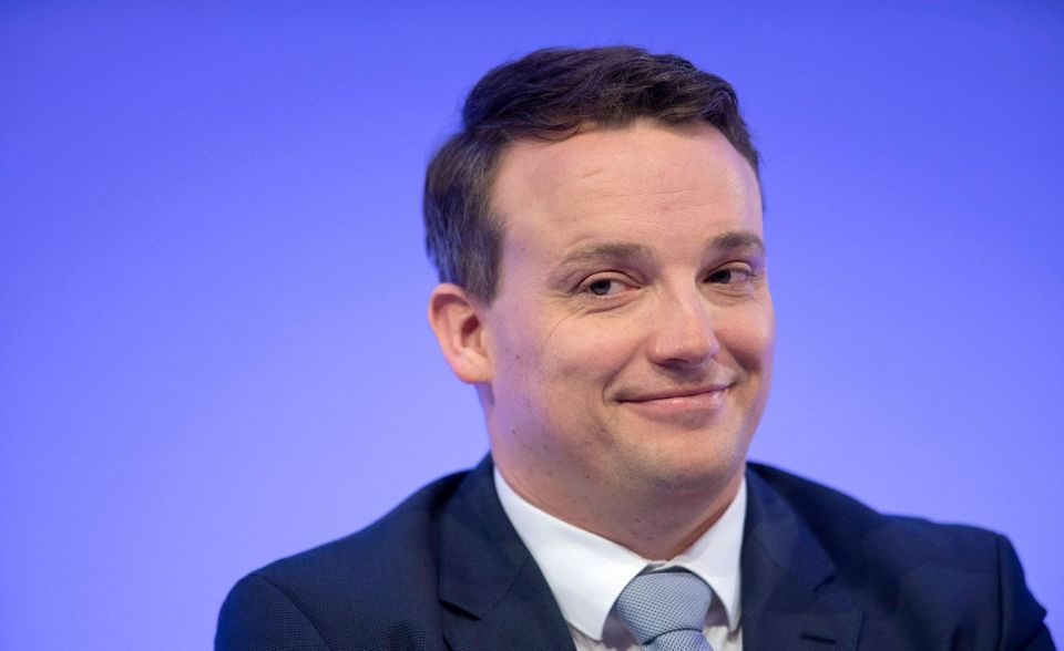 SAP-CEO Christian Klein sicherte sich knapp vor Montag mit einem Indexwert von 5,2 Platz zwei. Er überzeugte vor allem mit zwei zweiten Plätzen bei den Artikeln (neun Texte) und der Publikumsinteraktion (86.543). Die Autoren attestierten Klein auf Linkedin einen Schwerpunkt bei gesellschaftlichen Themen. Das scheint die Nutzer der Plattform anzuziehen. 82.091 Follower bedeuteten im Ranking Platz drei. Damit war der SAP-Chef aber Welten vom größten CEO-Influencer auf Linkedin entfernt.