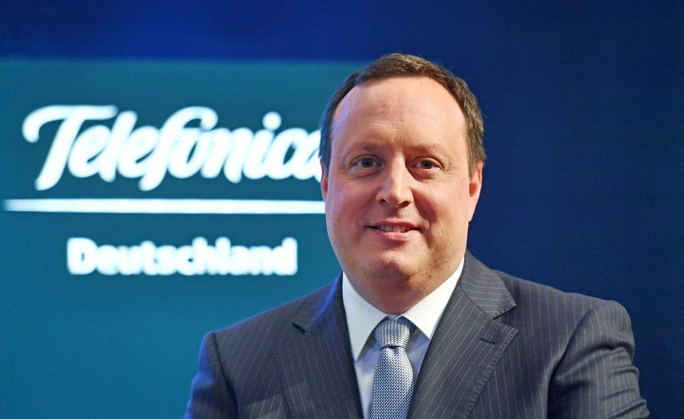 Markus Haas, Chef von Telefónica Germany, konnte sich nur in drei der sechs Kategorien platzieren. Vor allem Platz zwei bei der Zahl der Beiträge (78) verhalf ihm letztlich zu Indexwert 2,5 und Platz acht im Gesamtranking. Bei den Artikeln konnte Haas Platz fünf verbuchen. Hier zeigt sich allerdings, auf welch niedrigem Niveau die Analyse teilweise operiert hat. Haas schafften den fünften Rang mit gerade einmal vier Artikeln. Hier lag er beispielsweise hinter HelloFresh-Kollege Dominik Richter (sechs Artikel) oder Uniper-CEO Andreas Schierenbeck (sieben Artikel).