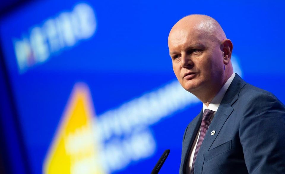 Metro-Chef Olaf Koch hat zum Jahresende 2020 den Posten geräumt. Wie Nachfolger Steffen Greubel als Linkedin-Influencer abschneiden wird, muss sich zeigen. Koch jedenfalls konnte bei der Follower-Zahl zwar nicht mit seinen Top-10-Konkurrenten mithalten. Das machte er aber mit Eigeninitiative wett. Keiner der untersuchten Firmenchefs interagierte laut den Analysten derart häufig mit seinem Netzwerk wie Koch. Die Studie registrierte 833 Interaktionen. Der Ex-Metro-Chef überbot damit den Wert des Nächstplatzierten um rund ein Drittel. Platz drei bei der Zahl der Beiträge verhalf ihm am Ende zu Platz fünf (Indexwert 3,0), obwohl Koch in keiner der übrigen vier Kategorien in die Spitzengruppe einziehen konnte.