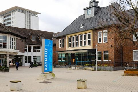 Die größten Einlagen bei Greensill hat die nordrhein-westfälische Stadt Monheim. In drei Tranchen hatte die Stadtverwaltung der 40.000-Seelen-Gemeinde rund 38 Mio. Euro angelegt. Das Rechnungsprüfungsamt soll jetzt zusammen mit externen Wirtschaftsprüfern die städtischen Geldanlagen überprüfen und Mitarbeiter der Stadt befragen. Ein Rechtsgutachten soll außerdem feststellen, ob die Verwaltung das Geld bei Greensill überhaupt hätte anlegen dürfen. Bis Juni sollen die Untersuchungen abgeschlossen sein. Monheim will außerdem prüfen, wie die Stadt ihre Einlagen zurückbekommen kann – und will dafür mit anderen Kommunen zusammenarbeiten.
