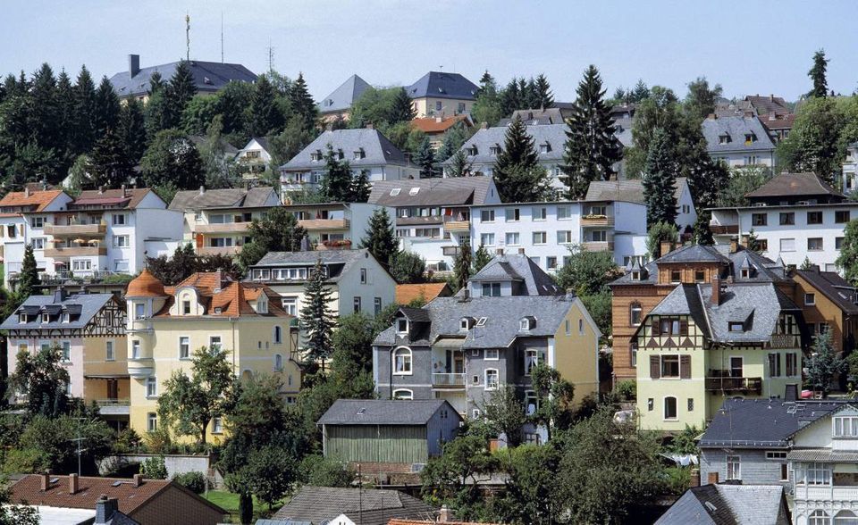 Schwalbach (Main Taunus) – 19 Mio. Euro 19 Mio. Euro investierte Schwalbach bei der Greensill Bank. In mehreren Tranchen hat die Stadt nach eigenen Angaben Festgeld mit Laufzeiten von zwölf bis 24 Monaten angelegt. Zwei Auszahlungen hatte Schwalbach bereits im Vorfeld des Finanzskandals erhalten. Mit der Festgeldanlage habe man Negativzinsen vermeiden wollen, die die Stadt täglich 1500 Euro, jährlich bis zu eine halbe Million Euro kosten könnten, heißt es nach eigenen Angaben. Die Greensill Bank habe dabei allen äußeren Anforderungen entsprochen, zuvor habe man sich außerdem die Einschätzung von Finanzexperten eingeholt.