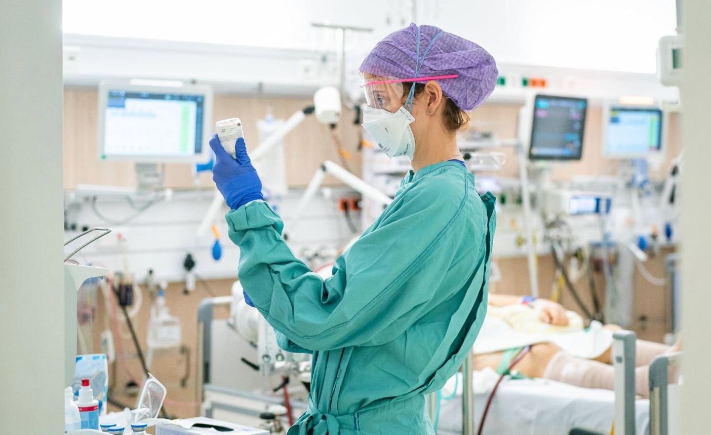 Ärzte und Intensivpfleger kümmern sich um die schwerkranken Covid-Patienten auf der Covid-Intensivstation der Dresdner Uniklinik