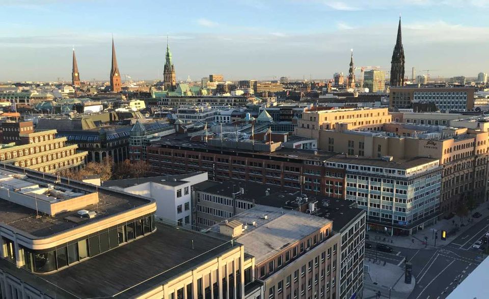 Hamburg konnte sich als einzige der Top-Fintech-Städte verbessern. Die Hansestadt verdrängte Frankfurt am Main vom dritten Platz. „Hamburg punktet vor allem mit einem deutlichen Anstieg auf insgesamt 27 Finanzierungsrunden und liefert mit 17 Neugründungen erneut den Beweis für die hohe Gründungsdynamik in der Hansestadt“, lobten die Autoren.