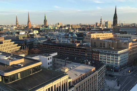 Hamburg konnte sich als einzige der Top-Fintech-Städte verbessern. Die Hansestadt verdrängte Frankfurt am Main vom dritten Platz. „Hamburg punktet vor allem mit einem deutlichen Anstieg auf insgesamt 27 Finanzierungsrunden und liefert mit 17 Neugründungen erneut den Beweis für die hohe Gründungsdynamik in der Hansestadt“, lobten die Autoren.