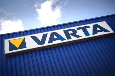 Firmenlogo an einem Fabrikgebäude von Varta