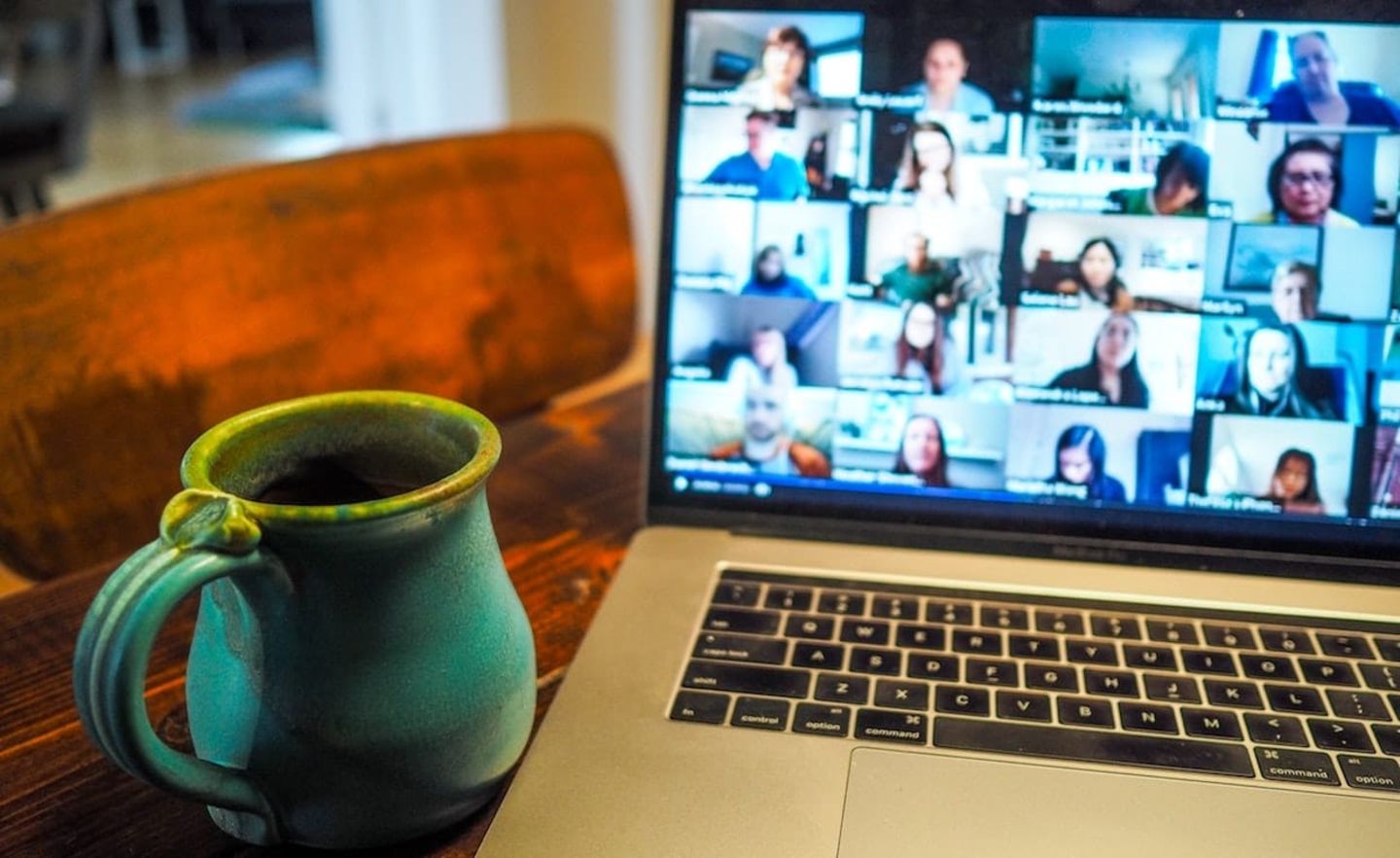 In einem Videocall wie in diesem Symbolbild kündigte CEO Valentin Stalf Gehaltserhöhungen an