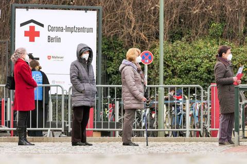 Vor dem Corona-Impfzentrum auf dem Berliner Messegelände hat sich eine Schlange gebildet